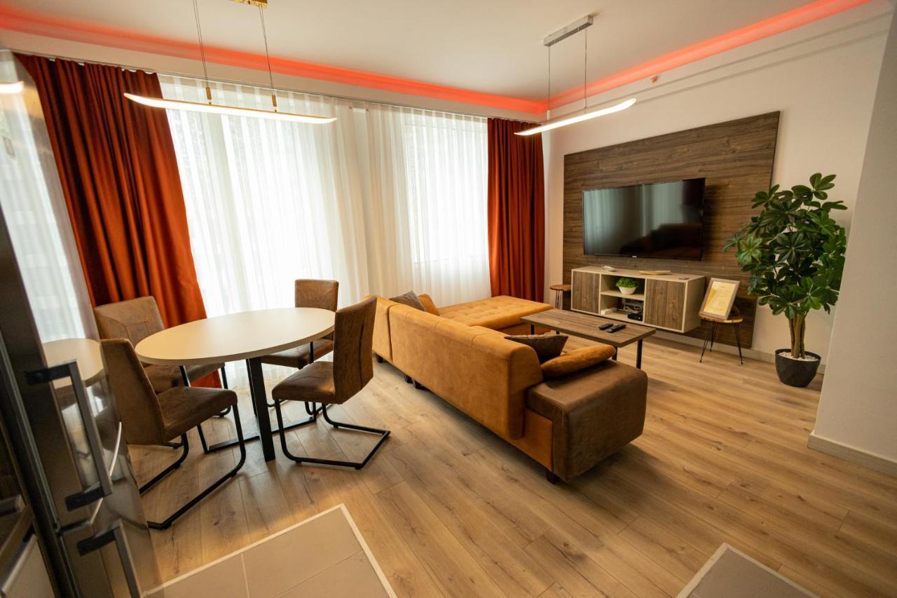 19Th & 18Th Floor Secure Apartments With Pool & Fitness & Parking Included In Price Skopje Eksteriør bilde
